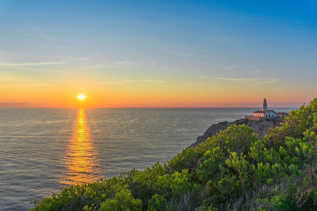 mallorca-2900536_1280 Lighthouse with sunset on Majorca.