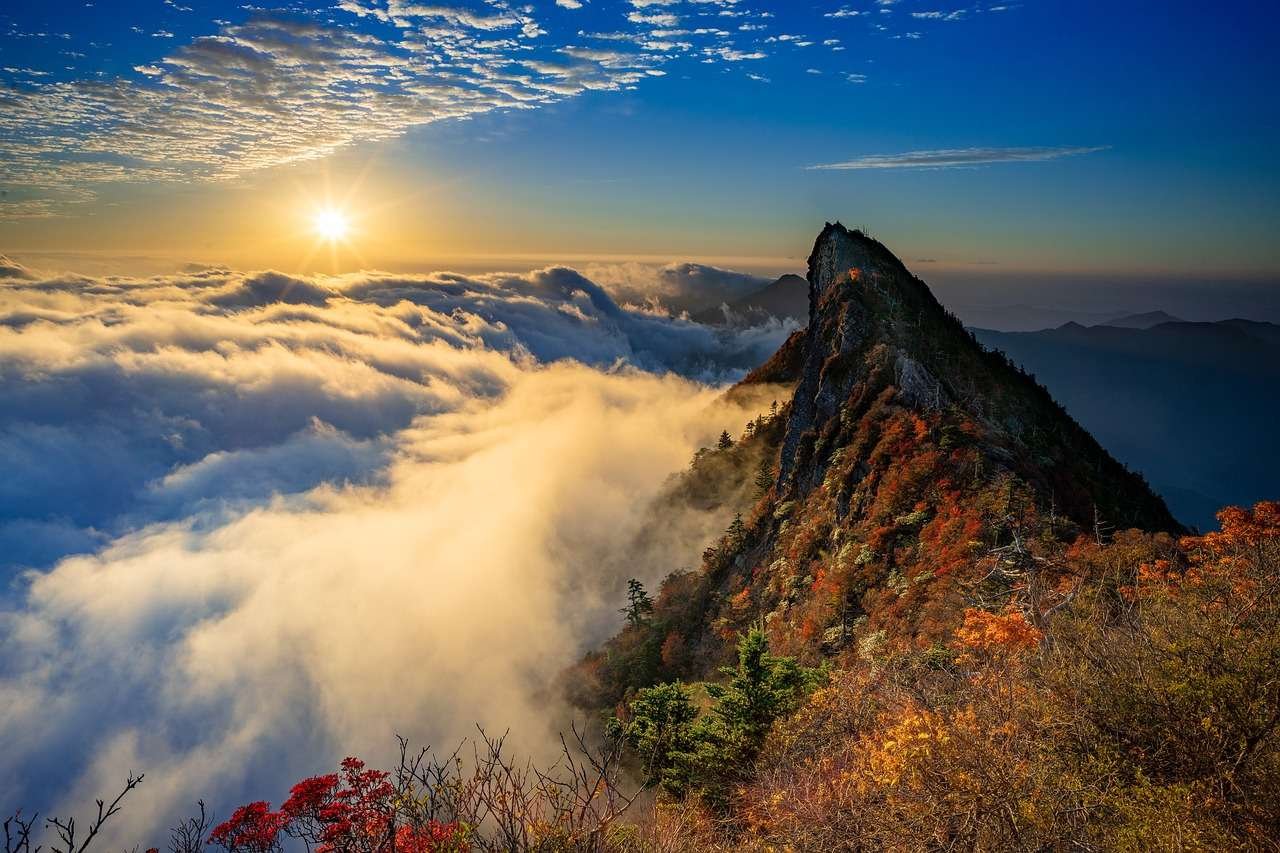 mountain-5679252_1280 Japanese mountain summit at sunrise.