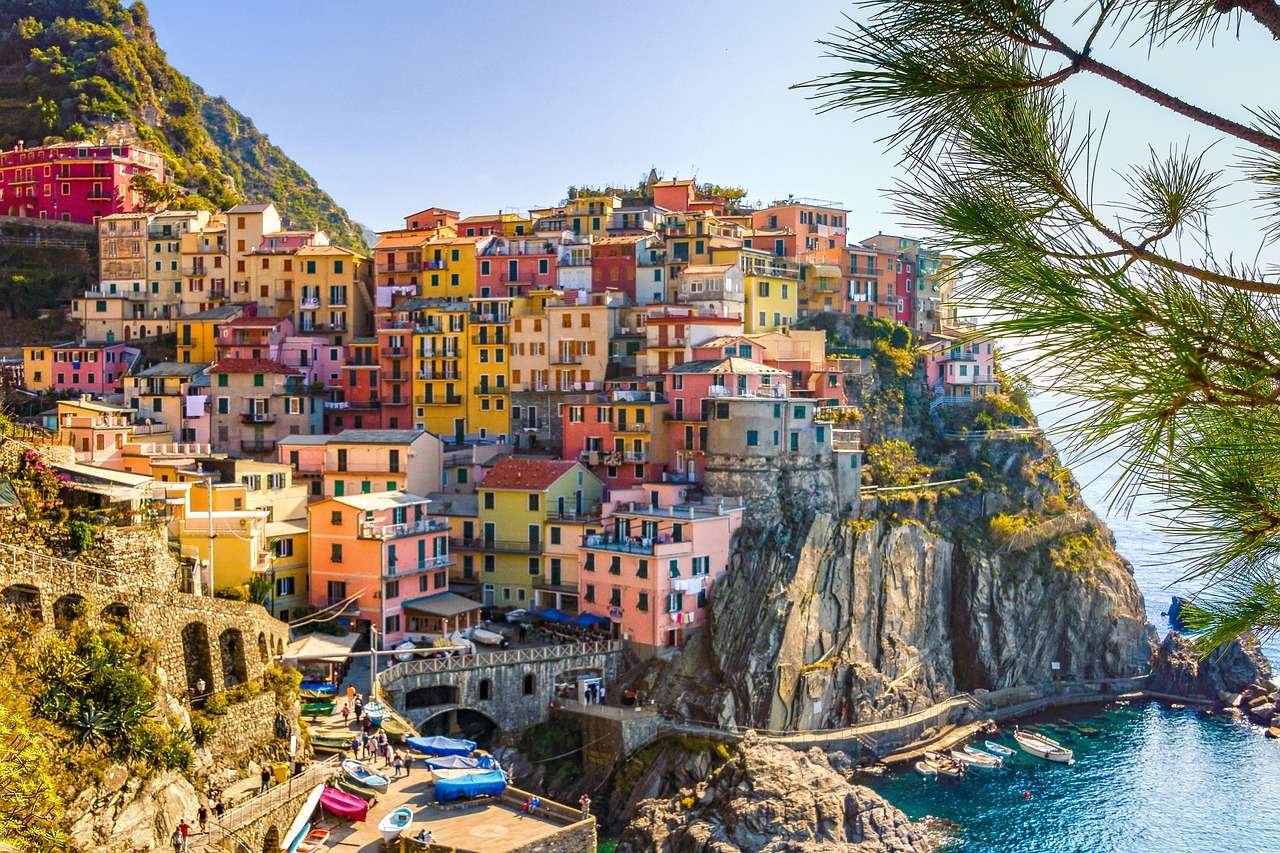 houses-4093227_1280 Colorful houses with sea cliffs.