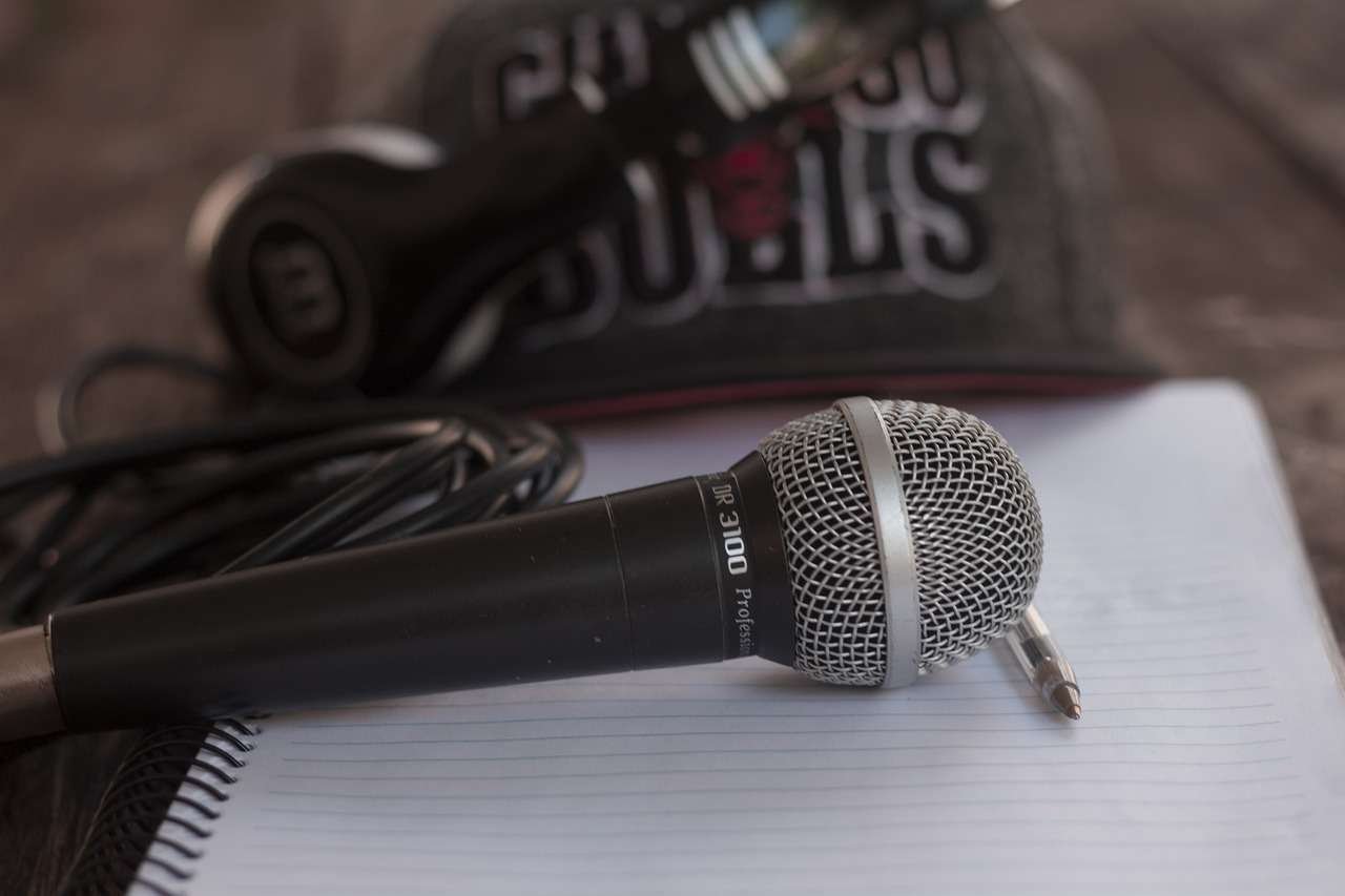 music-6667074_1280 Studio microphone on notepad.